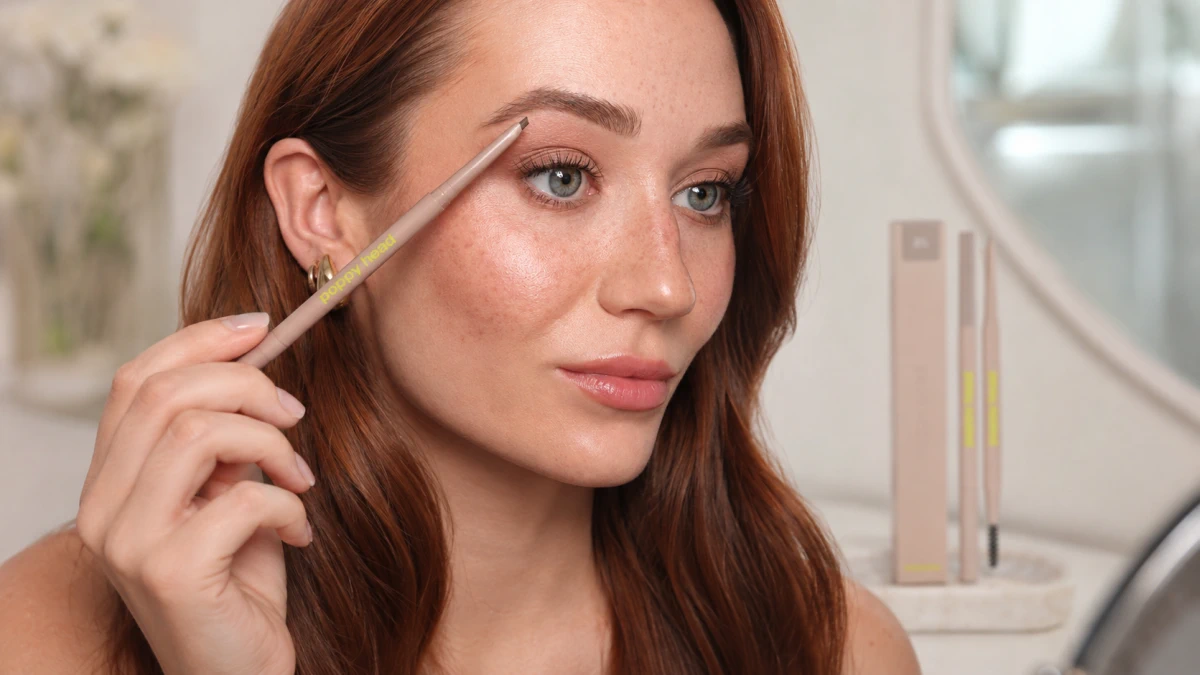 Lápis para sobrancelhas Poppy Head Browsome na tonalidade 01 Soft Taupe