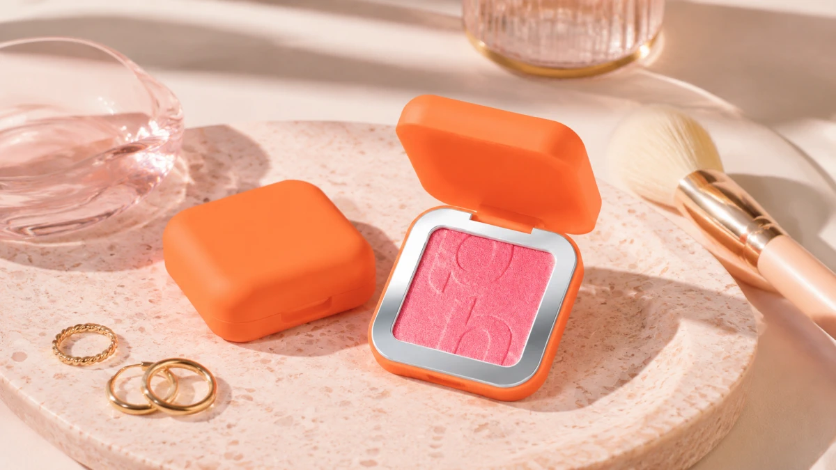 Нанесение румян POPPY HEAD Bouncelight Creamy Highlighting Blush 03 Cheekup