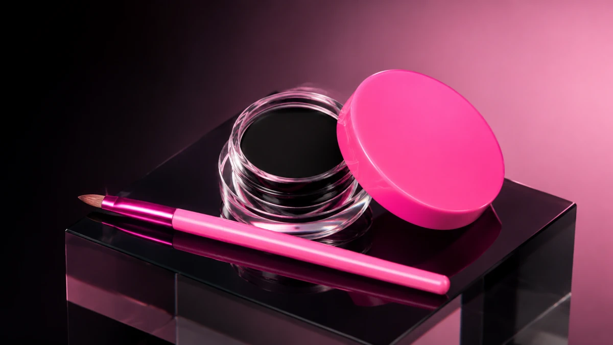 POPPY HEAD Gelusion Eyeliner 01 Darkspell en un tono negro intenso
