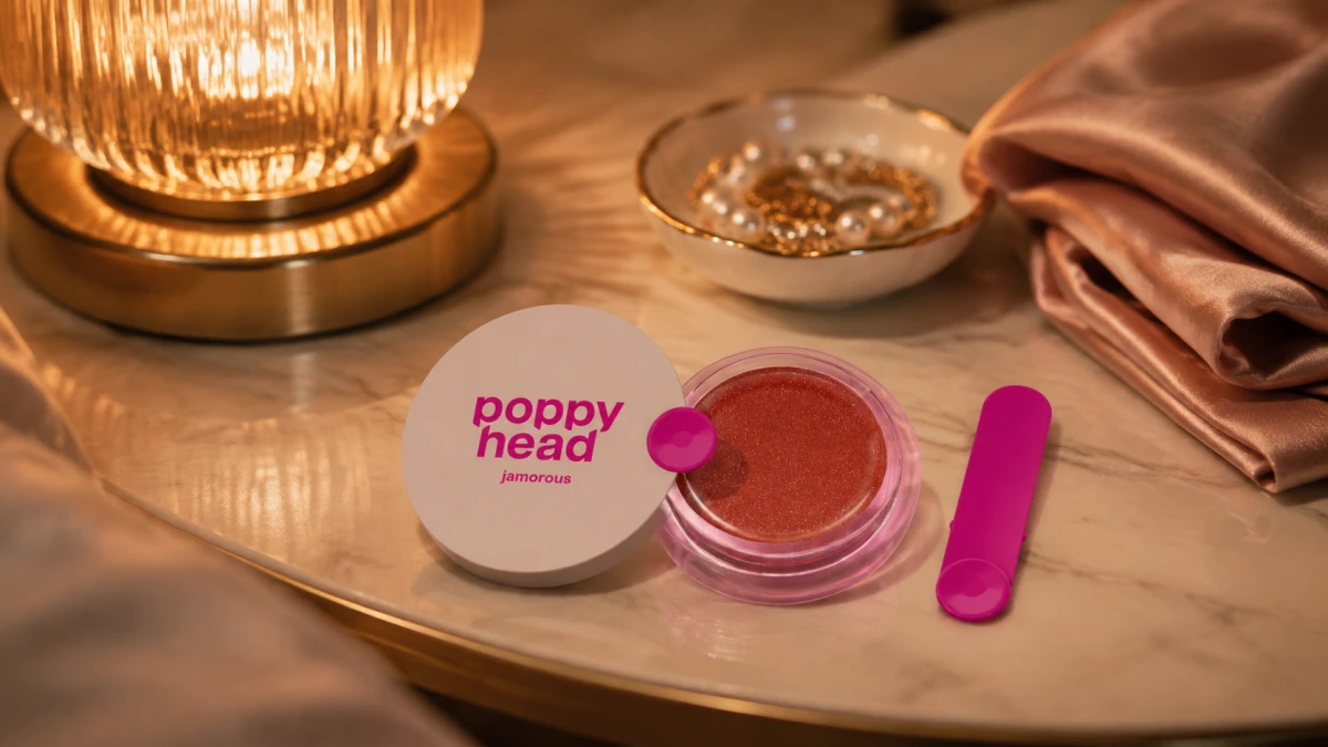Aplicaci&oacute;n de la mascarilla para labios Poppy Head Jamorous con esp&aacute;tula