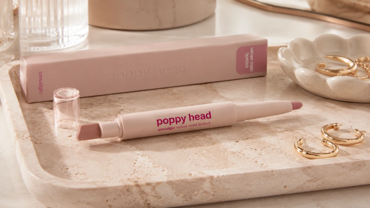 Матовая помада-карандаш Poppy Head Smudgic Velvet Matt Lipstick.