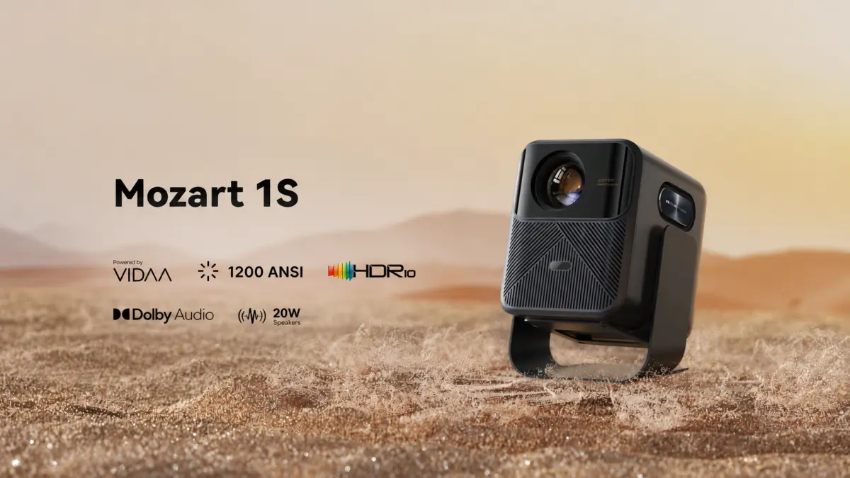 Proyector negro Mozart 1S sobre una base gimbal, colocado sobre un fondo de paisaje des&eacute;rtico.