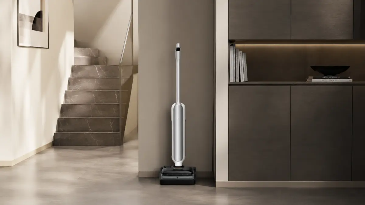 Mycí vysavač Xiaomi Mijia stojící u stěny v moderním interiéru