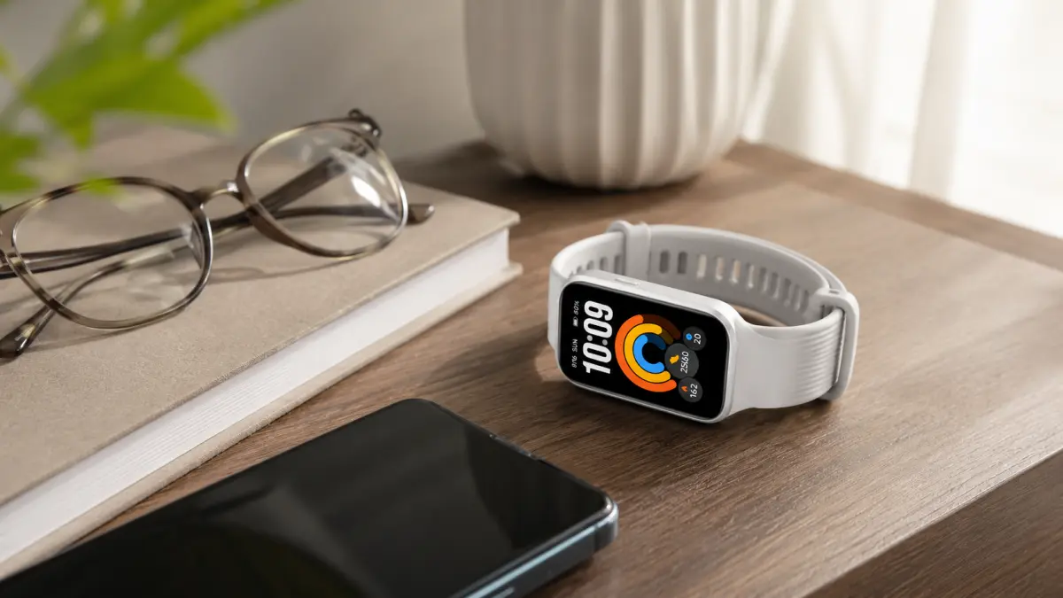 Pulseira desportiva rosa Xiaomi Smart Band 11 Active no pulso durante exercícios no tapete
