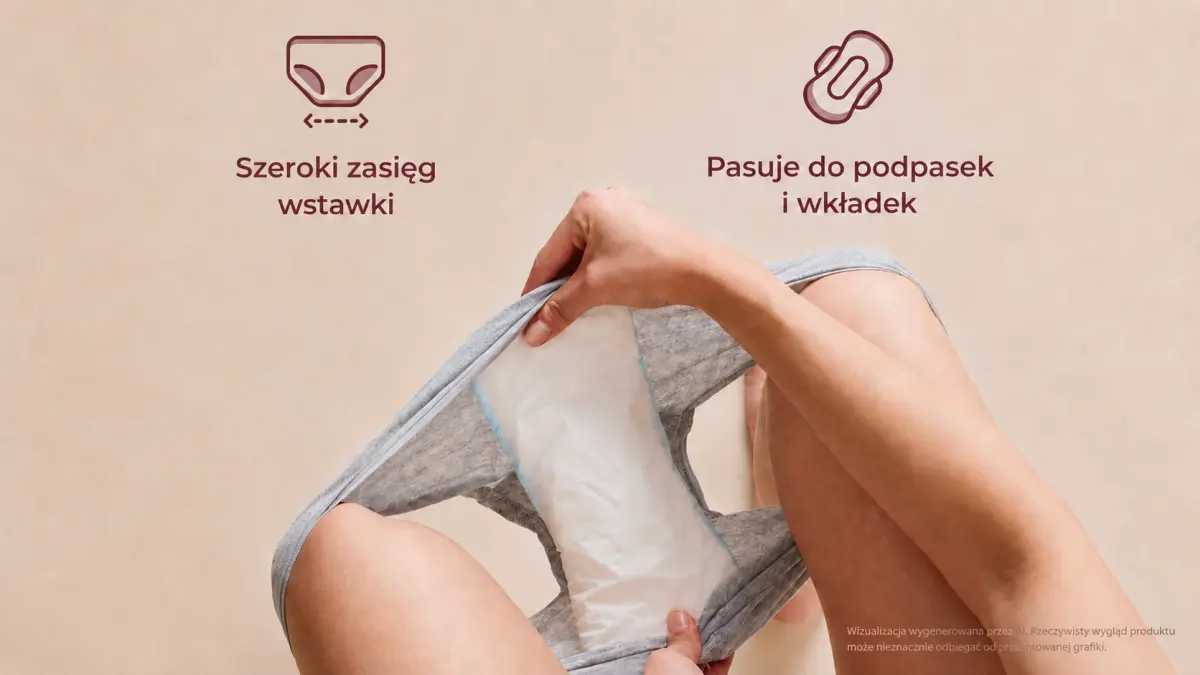 Женщина раздвигает серые трусы типа boyshort, показывая белую прокладку, размещенную в ластовице.