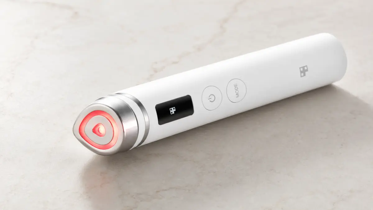 Medicube AGE-R Booster Pro z podświetloną głowicą LED widok z bliska